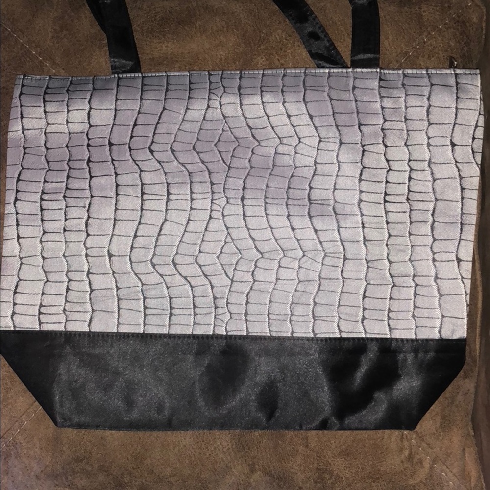 NWOT Gray croc with black bottom zippered tote